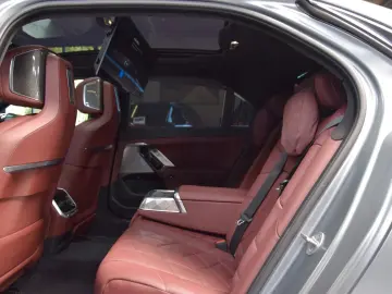 BMW M760e xDrive Theatre Screen Auto-Doors Voll Aust