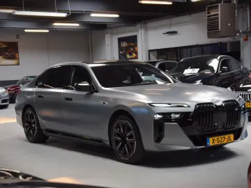 BMW M760e xDrive Theatre Screen Auto-Doors Voll Aust