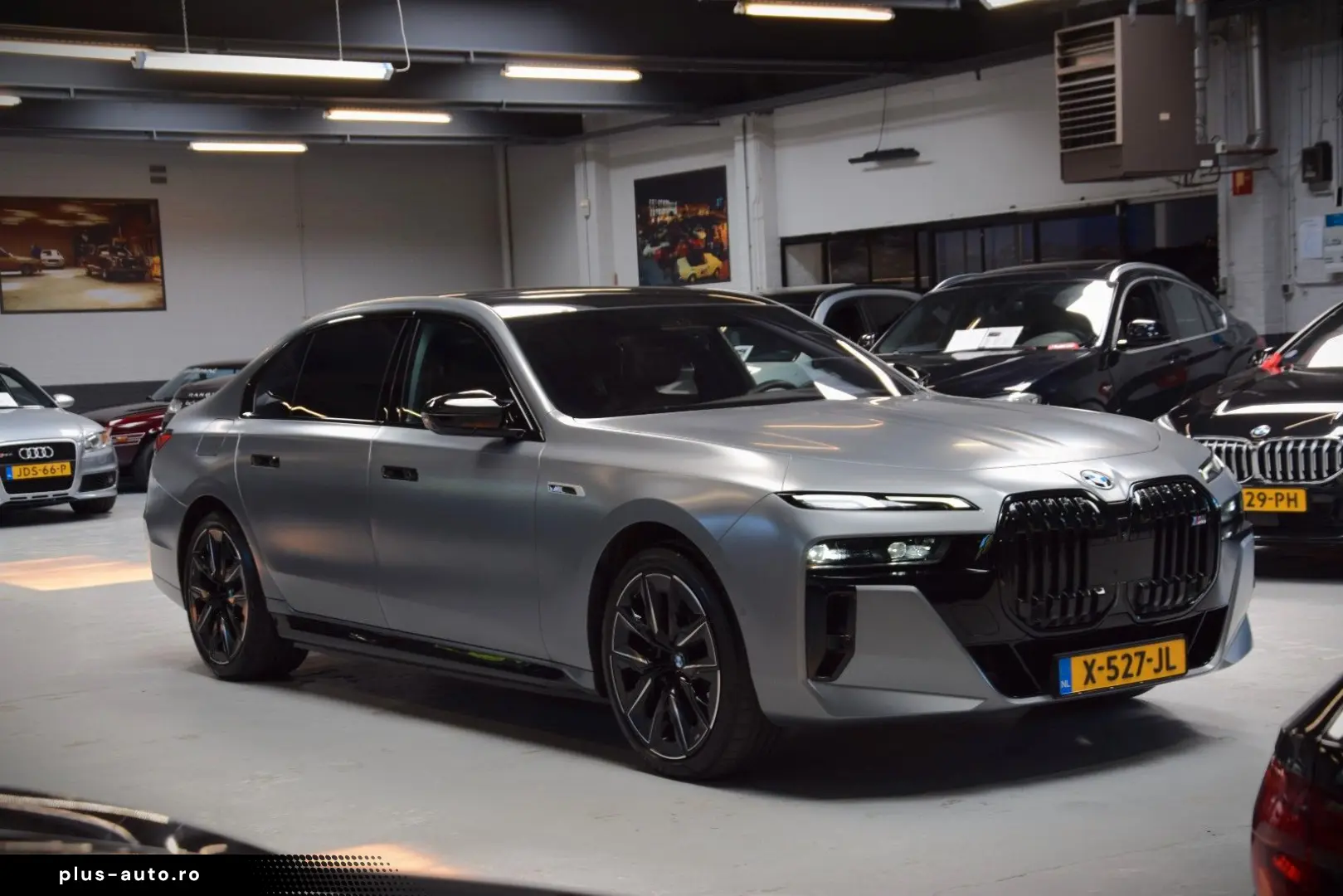 BMW M760e xDrive Theatre Screen Auto-Doors Voll Aust