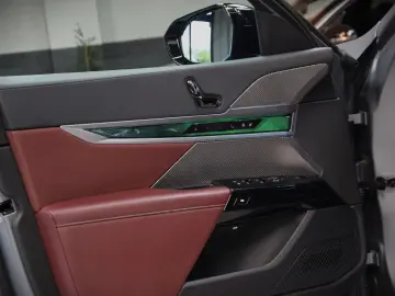 BMW M760e xDrive Theatre Screen Auto-Doors Voll Aust