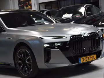 BMW M760e xDrive Theatre Screen Auto-Doors Voll Aust