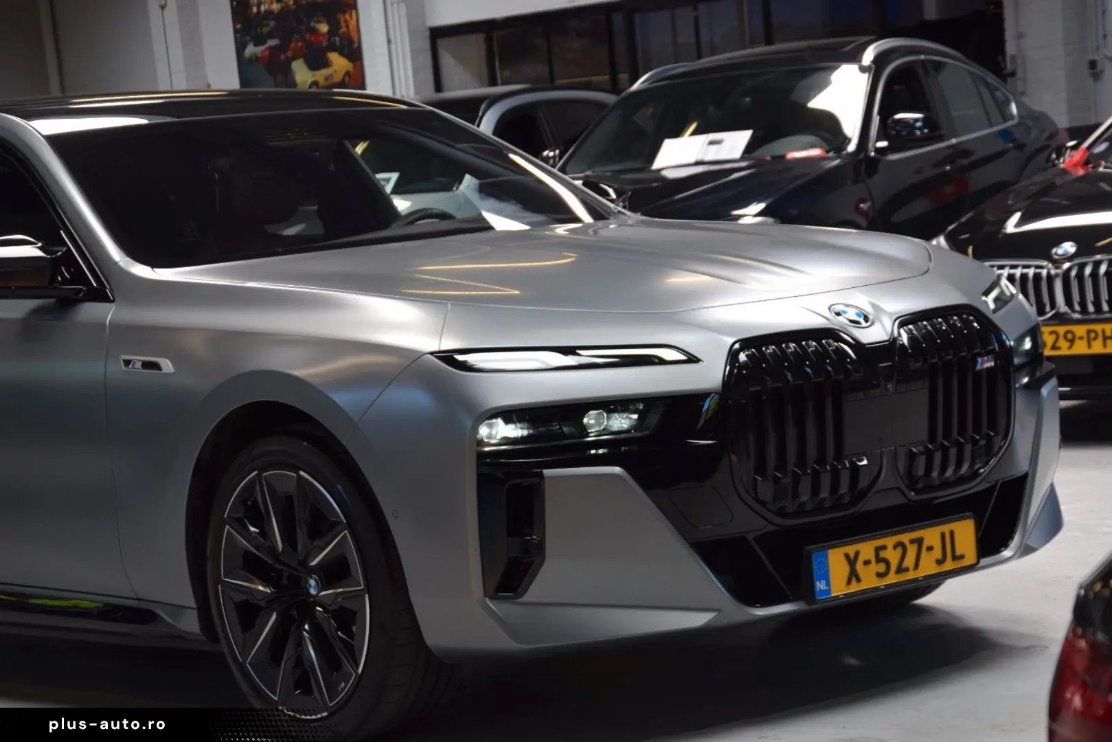 BMW M760e xDrive Theatre Screen Auto-Doors Voll Aust