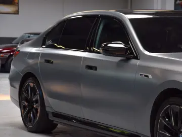 BMW M760e xDrive Theatre Screen Auto-Doors Voll Aust