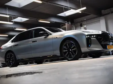 BMW M760e xDrive Theatre Screen Auto-Doors Voll Aust