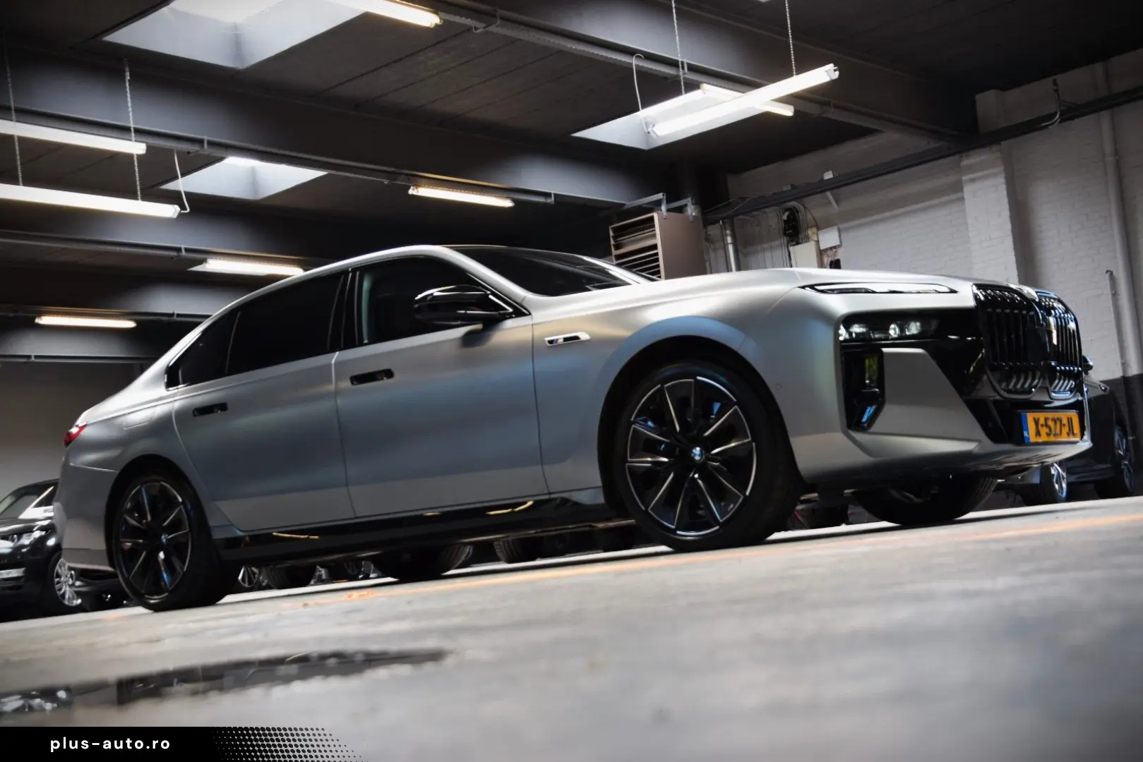 BMW M760e xDrive Theatre Screen Auto-Doors Voll Aust