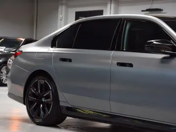 BMW M760e xDrive Theatre Screen Auto-Doors Voll Aust