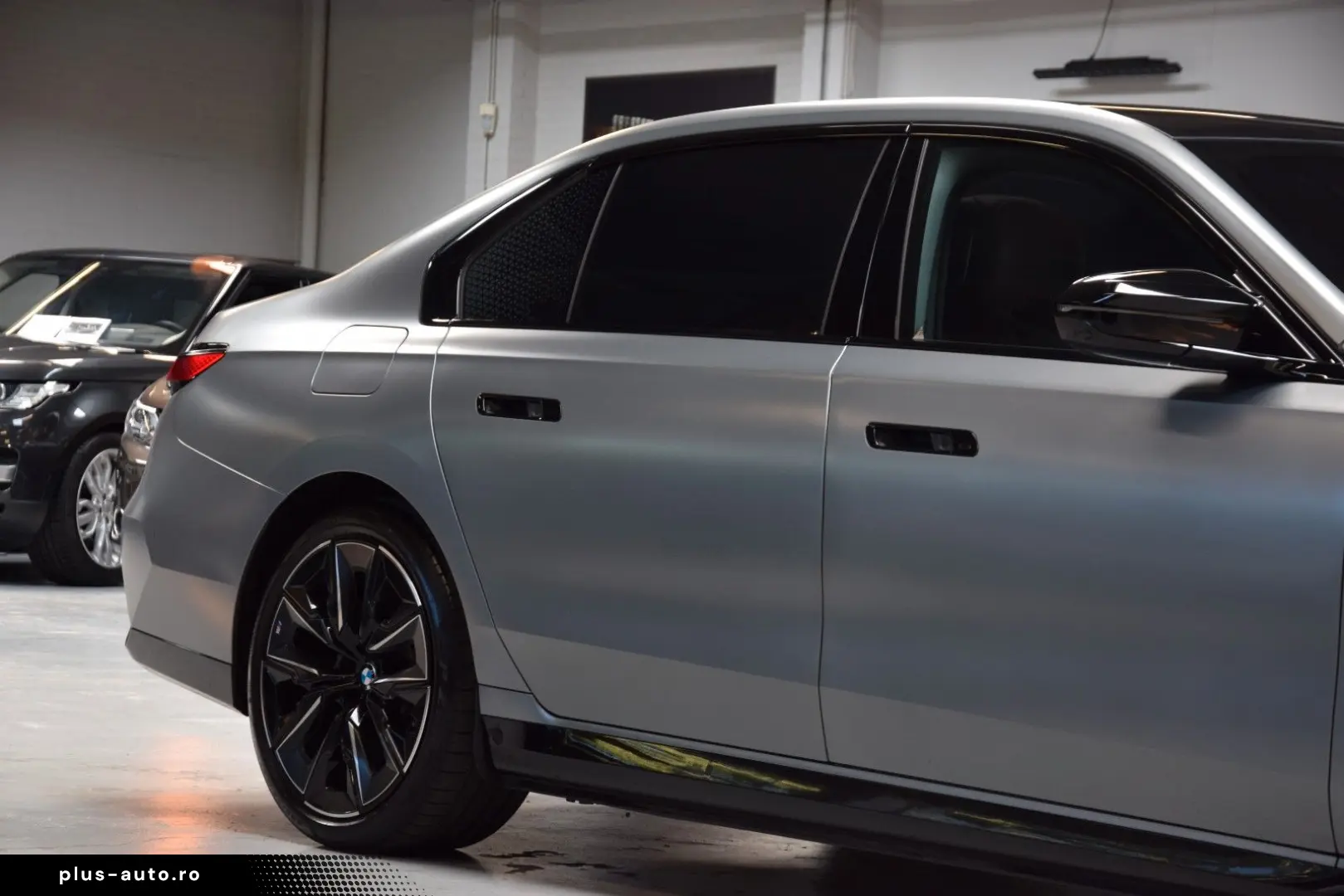 BMW M760e xDrive Theatre Screen Auto-Doors Voll Aust