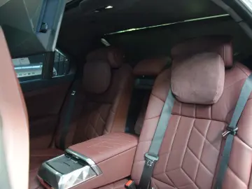 BMW M760e xDrive Theatre Screen Auto-Doors Voll Aust