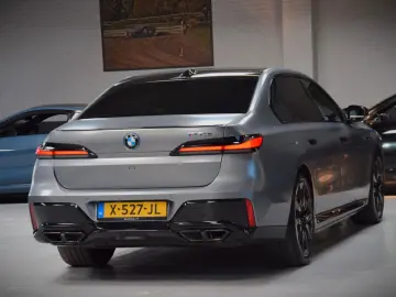 BMW M760e xDrive Theatre Screen Auto-Doors Voll Aust