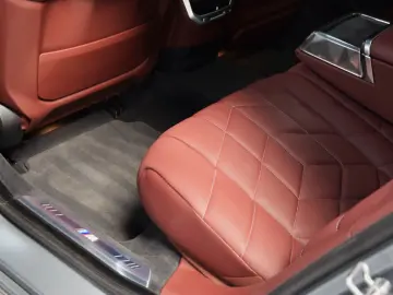 BMW M760e xDrive Theatre Screen Auto-Doors Voll Aust