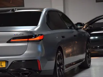 BMW M760e xDrive Theatre Screen Auto-Doors Voll Aust