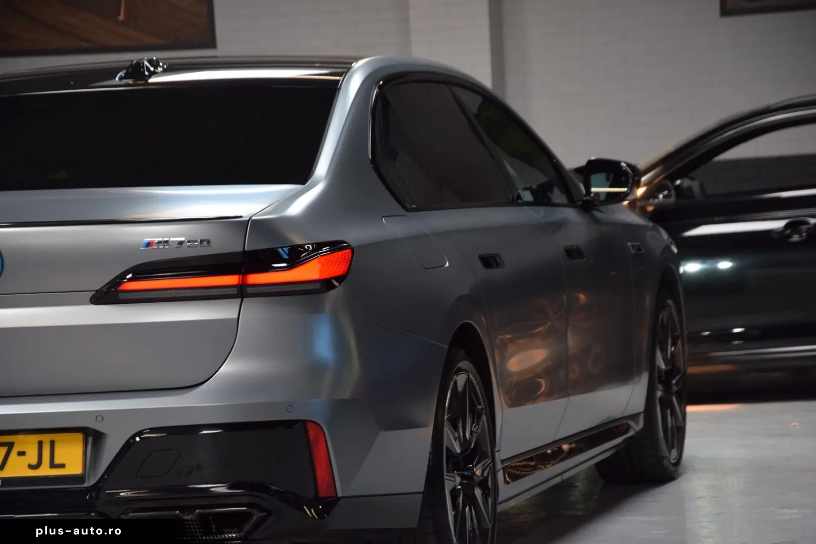 BMW M760e xDrive Theatre Screen Auto-Doors Voll Aust