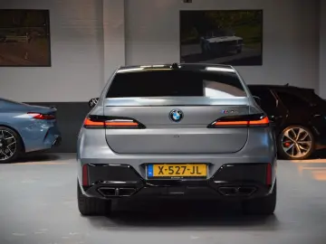 BMW M760e xDrive Theatre Screen Auto-Doors Voll Aust