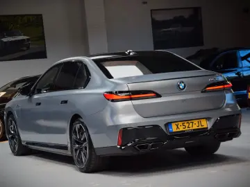 BMW M760e xDrive Theatre Screen Auto-Doors Voll Aust
