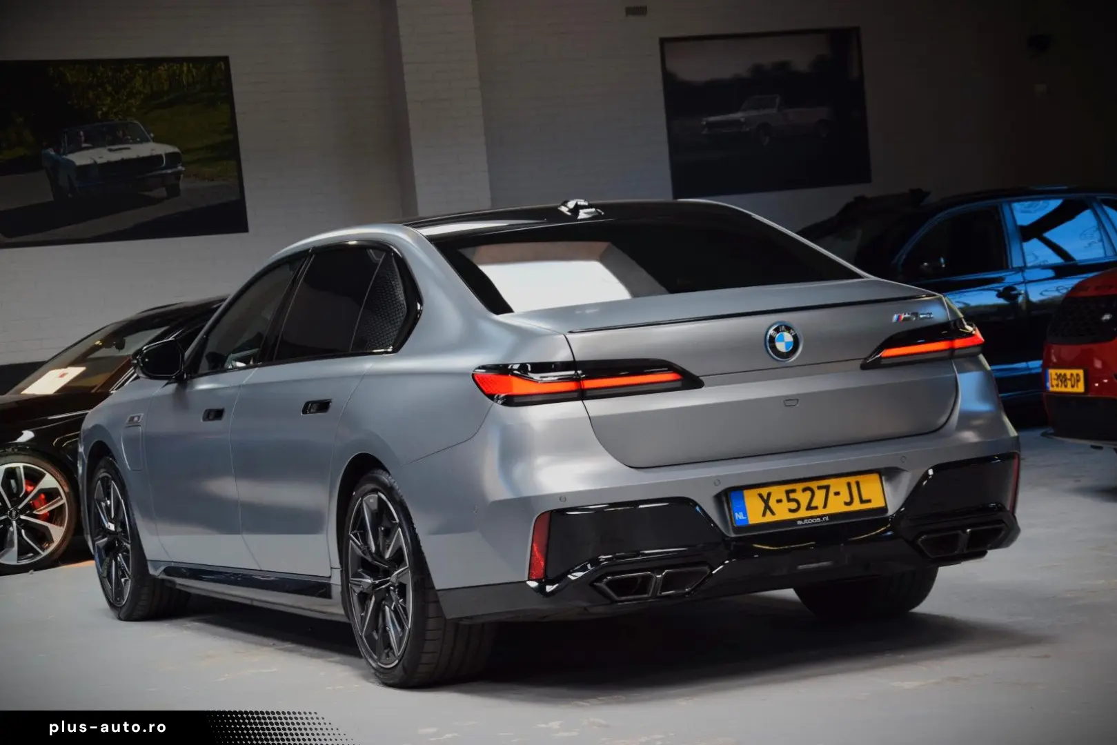 BMW M760e xDrive Theatre Screen Auto-Doors Voll Aust
