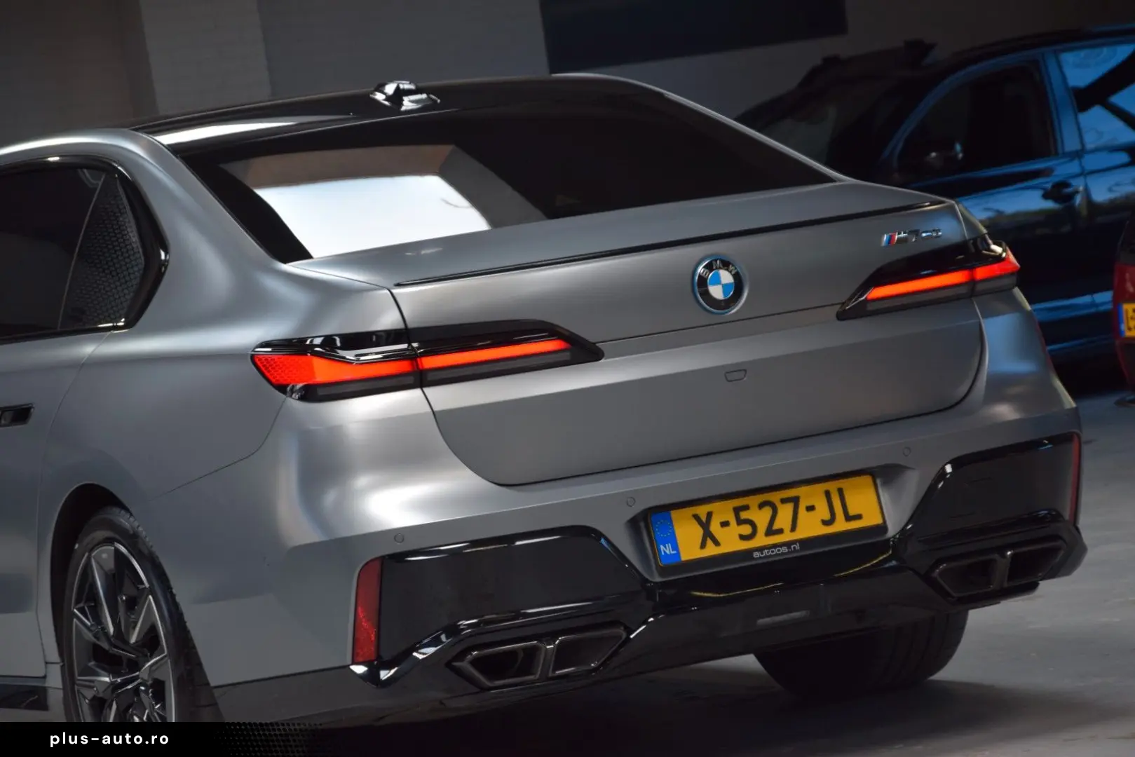 BMW M760e xDrive Theatre Screen Auto-Doors Voll Aust