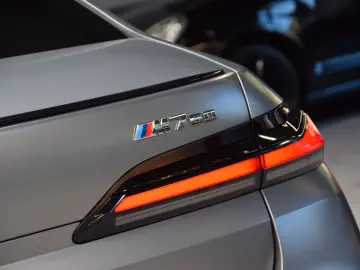 BMW M760e xDrive Theatre Screen Auto-Doors Voll Aust
