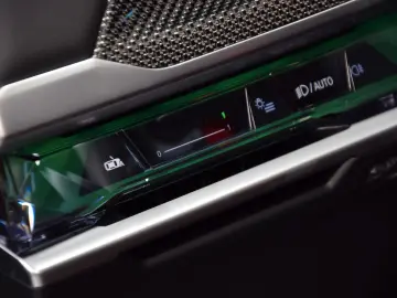 BMW M760e xDrive Theatre Screen Auto-Doors Voll Aust