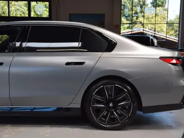 BMW M760e xDrive Theatre Screen Auto-Doors Voll Aust
