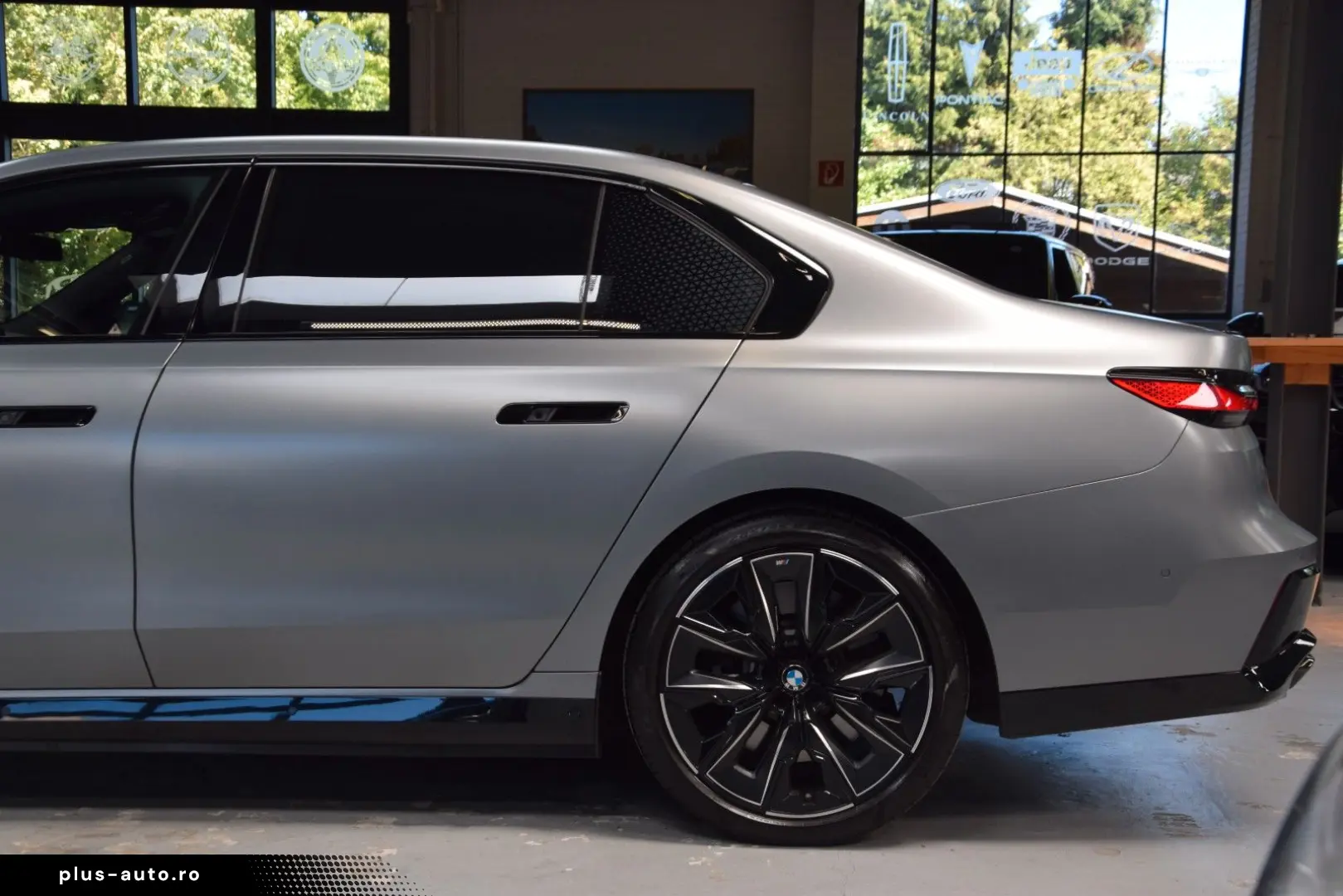 BMW M760e xDrive Theatre Screen Auto-Doors Voll Aust