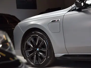 BMW M760e xDrive Theatre Screen Auto-Doors Voll Aust