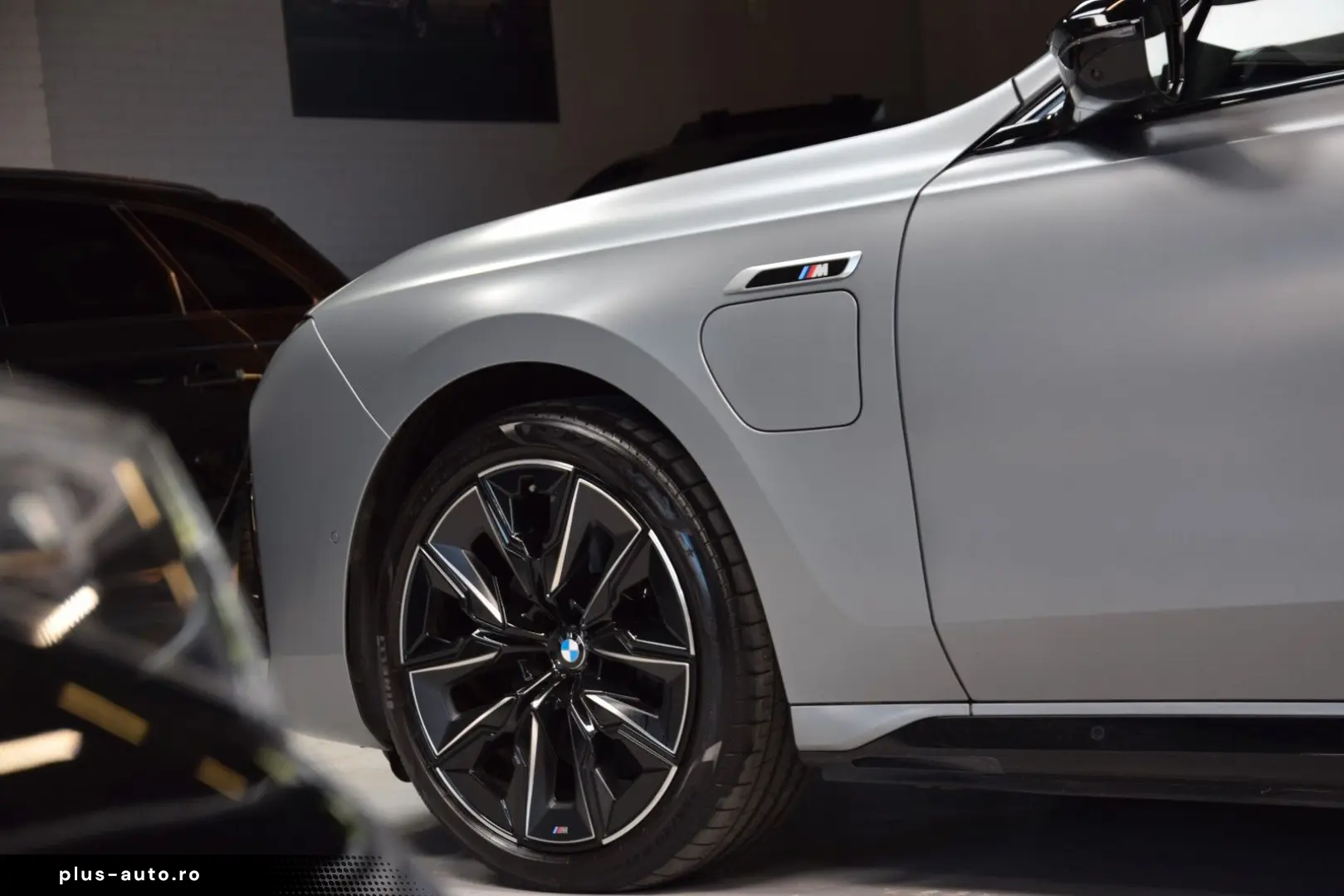 BMW M760e xDrive Theatre Screen Auto-Doors Voll Aust