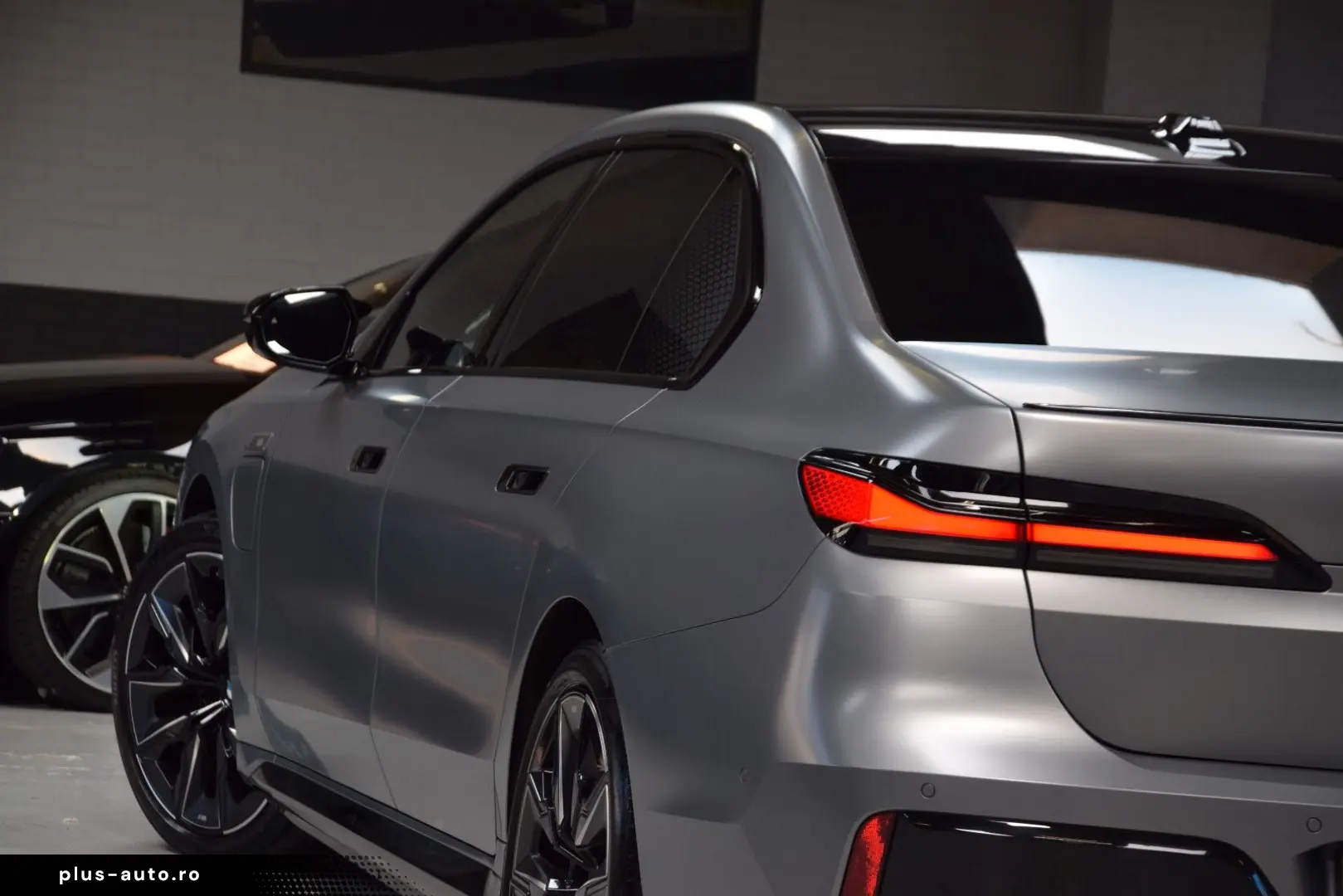 BMW M760e xDrive Theatre Screen Auto-Doors Voll Aust