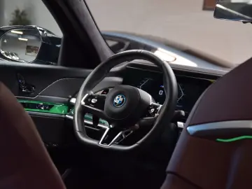 BMW M760e xDrive Theatre Screen Auto-Doors Voll Aust