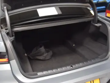BMW M760e xDrive Theatre Screen Auto-Doors Voll Aust