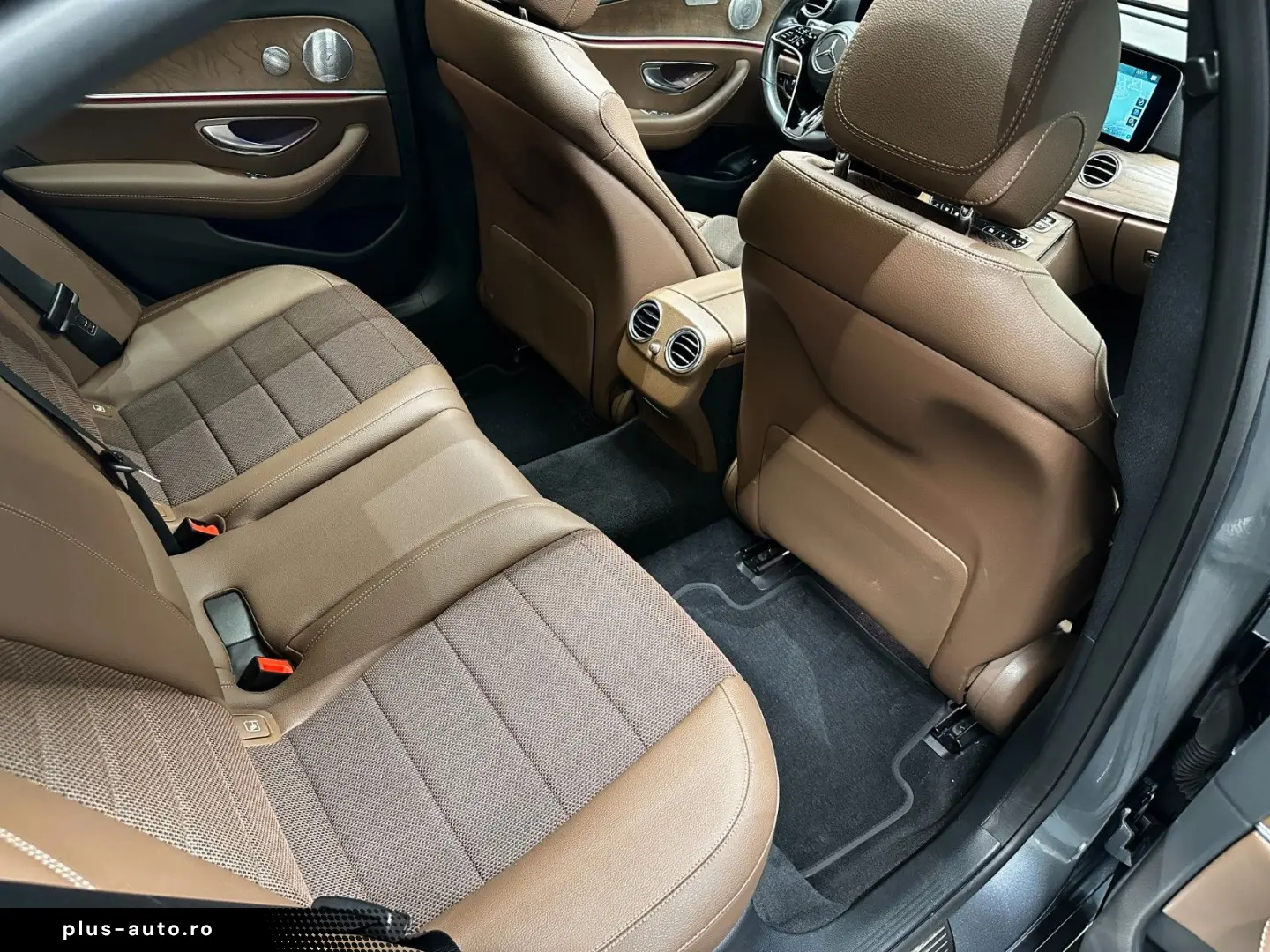 MERCEDES-BENZ E300 de AMG Line  1.HAND BURMESTER PANO 360