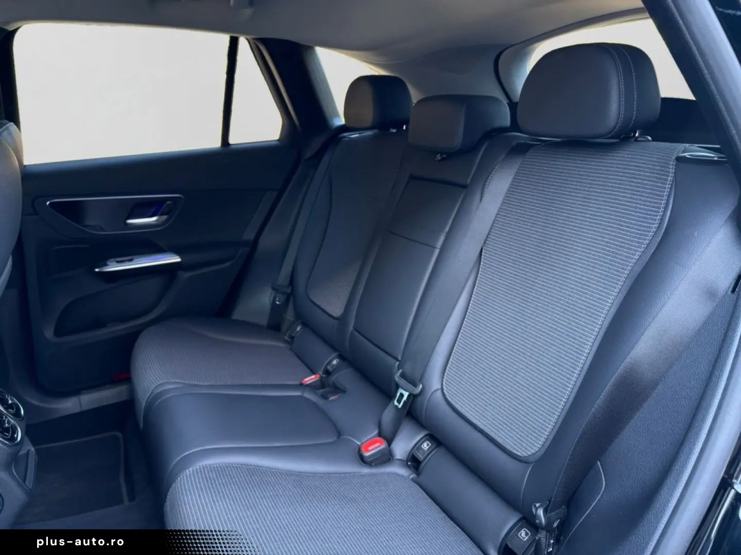 MERCEDES-BENZ GLC 300e 4M AVANTGARDE LED AMBI DISTR KAM SHZ