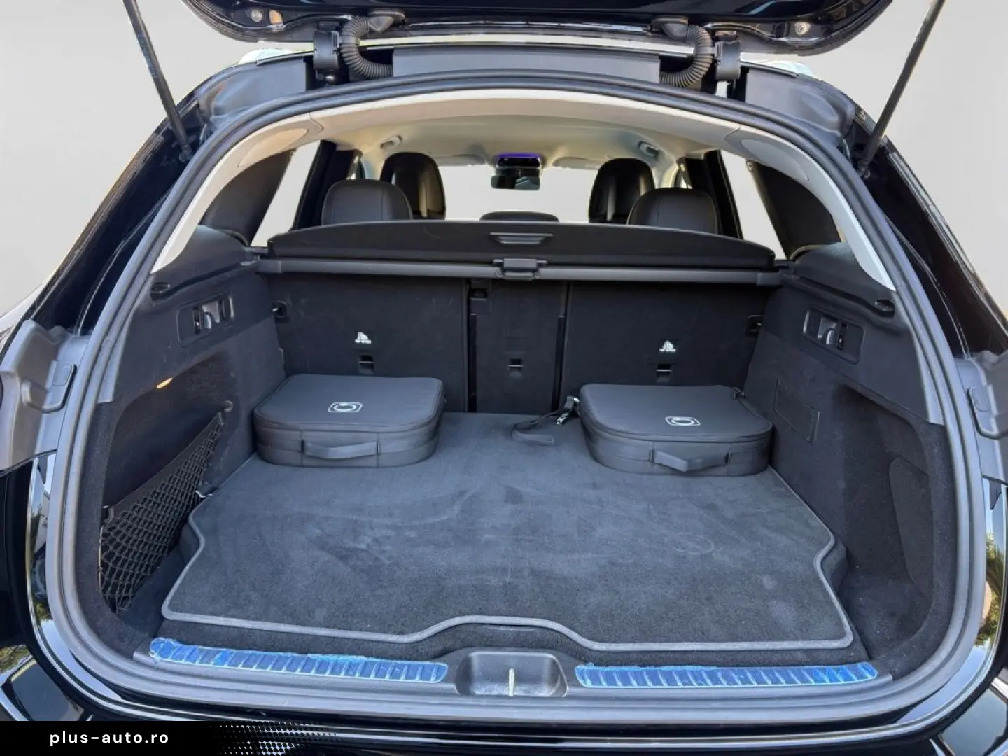 MERCEDES-BENZ GLC 300e 4M AVANTGARDE LED AMBI DISTR KAM SHZ