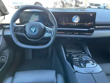 BMW 530e xDrive Touring    Autobahnass. 360  H&K HUD