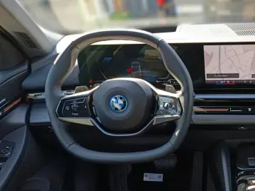 BMW 530e ICONIC GLOW 19 ALU KOMFORTSITZE