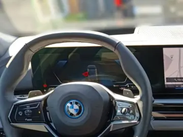 BMW 530e ICONIC GLOW 19 ALU KOMFORTSITZE