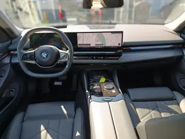 BMW 530e ICONIC GLOW 19 ALU KOMFORTSITZE