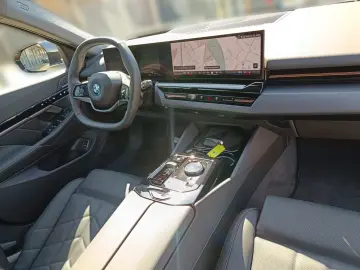 BMW 530e ICONIC GLOW 19 ALU KOMFORTSITZE
