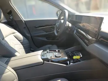 BMW 530e ICONIC GLOW 19 ALU KOMFORTSITZE