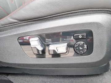 BMW XM 4.4 Label Red