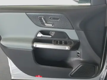 MERCEDES-BENZ GLB 220 4MATIC Night Paket MULTIBEAM Kamera