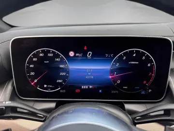 MERCEDES-BENZ GLC 200 Avantgarde 4Matic Pano S-Dach ACC BLIS
