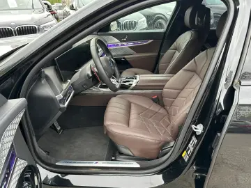 ✨ BMW M760e xDrive   Executive Lounge