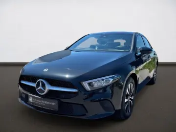 MERCEDES-BENZ A 250 e Limousine MBUX LED