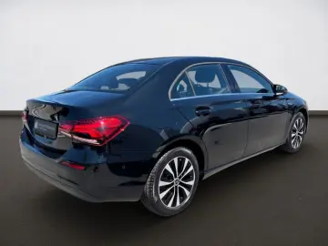 MERCEDES-BENZ A 250 e Limousine MBUX LED