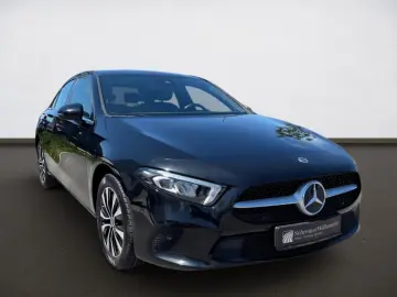 MERCEDES-BENZ A 250 e Limousine MBUX LED