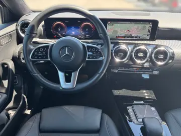 MERCEDES-BENZ A 250 e Limousine MBUX LED