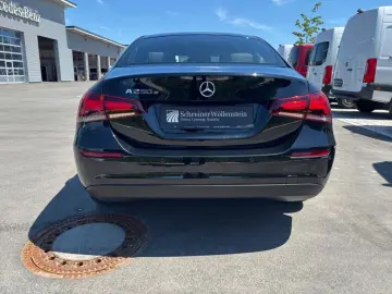 MERCEDES-BENZ A 250 e Limousine MBUX LED