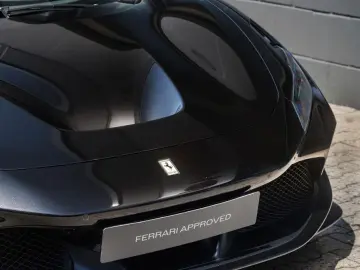 FERRARI F 8 Spider   Carbon   Racing Sitz  Carplay