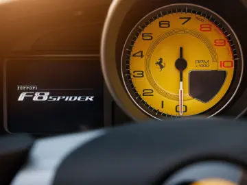 FERRARI F 8 Spider   Carbon   Racing Sitz  Carplay