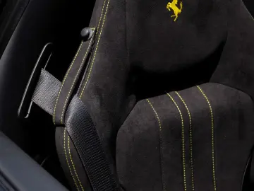 FERRARI F 8 Spider   Carbon   Racing Sitz  Carplay